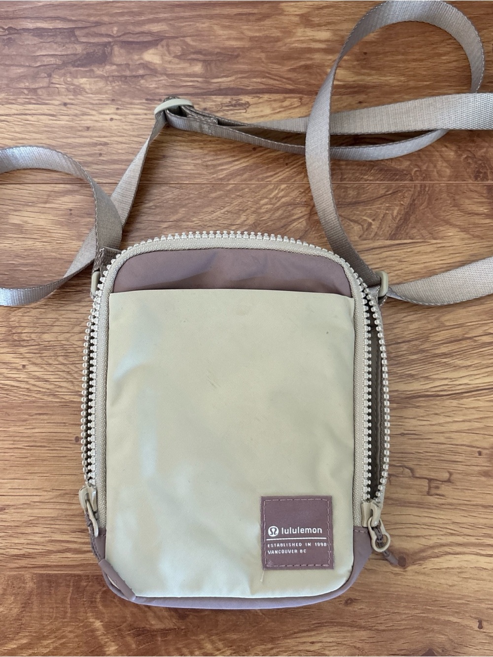 lululemon athletica Women’s Small Crossbody Bag in Beige/Taupe